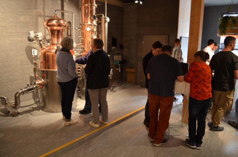 Eröffnungsevent in der Toggenburg Distillery GmbH - nächste Nähe zum wunderschönen, hochmodernen Bronzen-Brennkessel